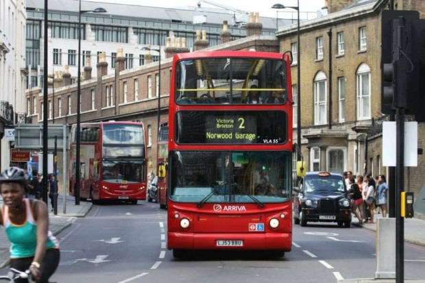 倫敦巴士也喝「咖啡」！英國公司把咖啡渣變燃料，還能減少空汙